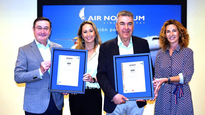 Entrega a Air Nostrum de los certtificados UNE 19601 y UNE 19602 por parte de Aenor..