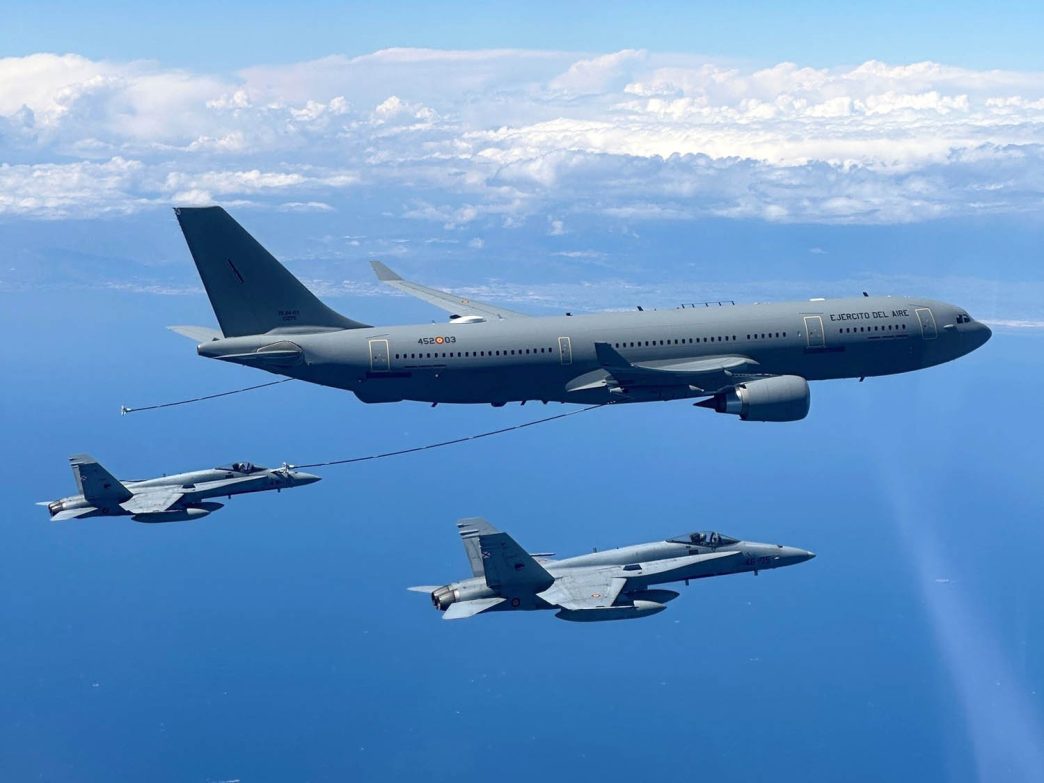 El A330MRTT del Ejército del Aire con un F-18 del Ala 46 enganchado en la cesta de reabastecimiento.