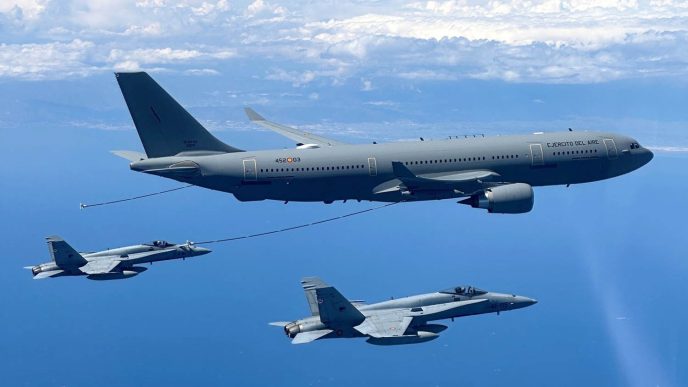 El A330MRTT del Ejército del Aire con un F-18 del Ala 46 enganchado en la cesta de reabastecimiento.