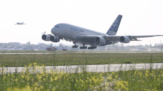 Despegue del A380 en su primer vuelo.