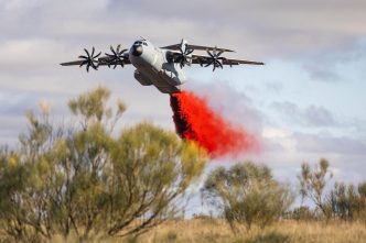 Pruebas de lanzamiento de agua desde el A400M para extinción de incendios.