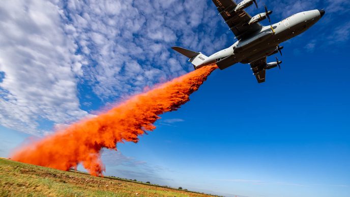 Pruebas de lanzamiento de retardante desde un A400M en Francia.