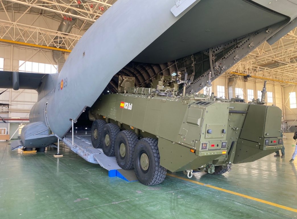 El VCR 8x8 Dragón en la rampa del A400M durante la prueba de su carga.