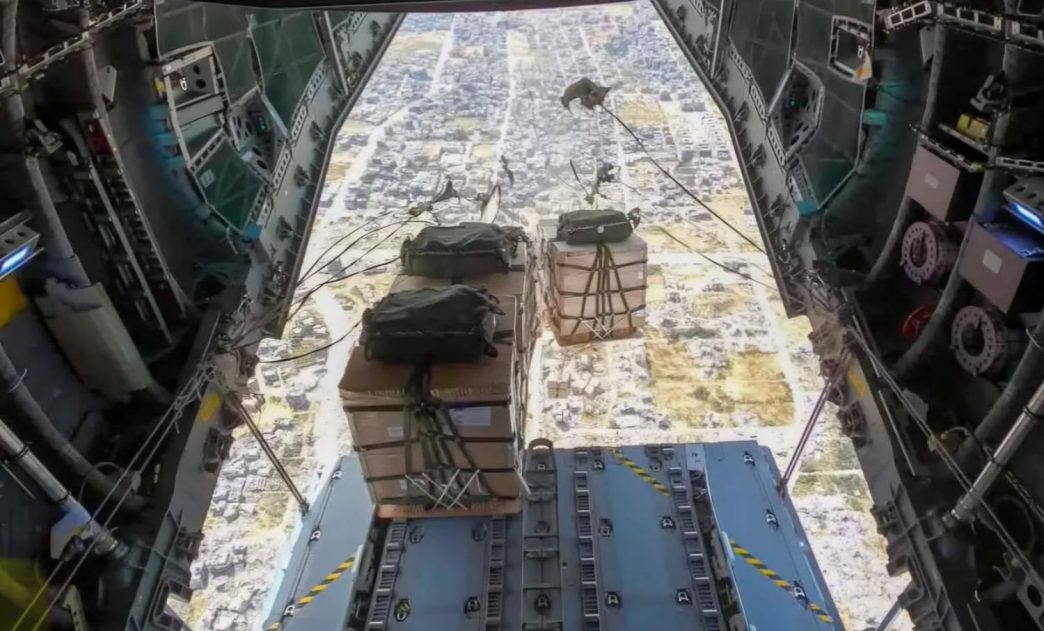 Lanzamiento en 2024 de ayuda sobre Gaza desde un A400M español.