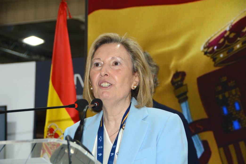 Amparo Valcarce durante su intervención frente a los representantes de la industria aeroespacial española en el salon París 2025.