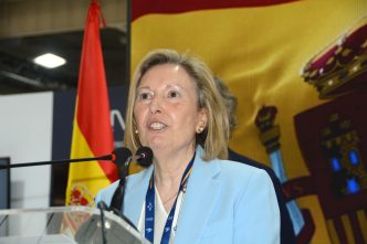 Amparo Valcarce durante su intervención frente a los representantes de la industria aeroespacial española en el salon París 2025.