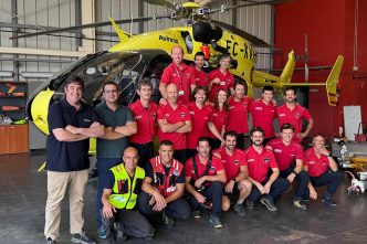 El Airbus Helicopters H145 que Avincis a incorporado a sus operaciones en Cataluña con el personal de tierra y vuelo encargado de su operación.