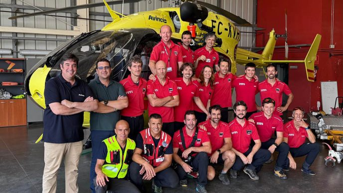 El Airbus Helicopters H145 que Avincis a incorporado a sus operaciones en Cataluña con el personal de tierra y vuelo encargado de su operación.