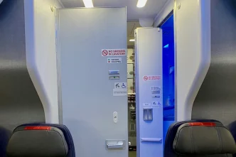 Puerrtas de WC en un Boeing 737. Las afectadas son las de la derecha.