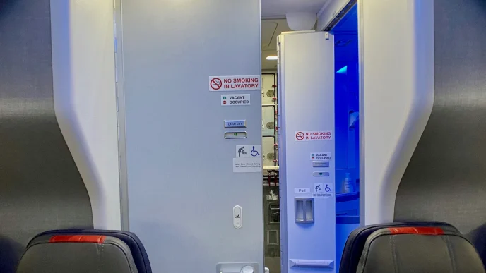 Puerrtas de WC en un Boeing 737. Las afectadas son las de la derecha.