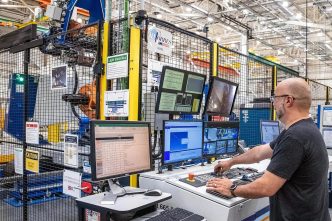 Inicio de la producción del Boeing 777-8F en Everett, usando una maquinaria construida por la empresa española MTorres.