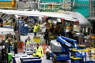 Trabajadores de Boeing en la cadeena de montaje del B-737.