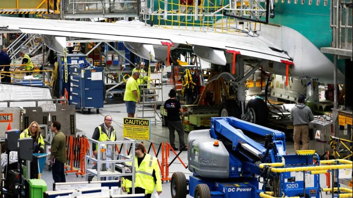 Trabajadores de Boeing en la cadeena de montaje del B-737.