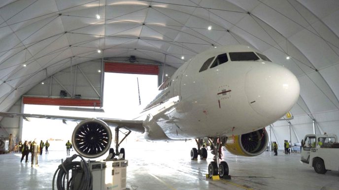 Hangar de Brok-air en el aeriopuerto de Castellán.