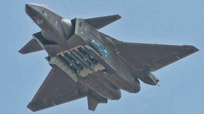 Chengdu J-20 con su boidega de armas abierta.