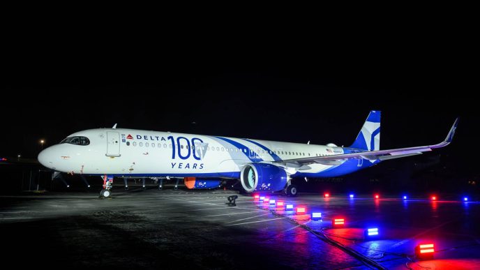 Entre los 136 aviones comericales entregados por Airbus en el primer trimestre de 2025 estuvo este A321 decorado por los 100 años de Delta.