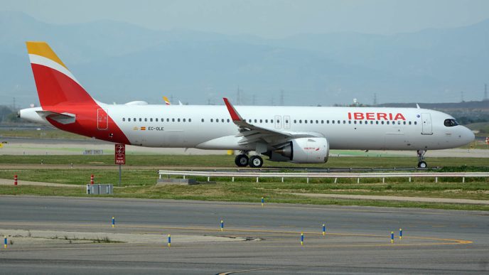 El Airbus A321 XLR EC-OLE de Iberia rodando para despegar en su primer vuelo comercial, que unió Madrid con Roma.