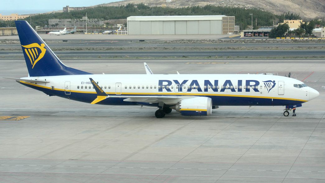 Según recoge la Memoria de Sostenibilidad 2024 de Enaire, Ryanir es la aerolínea que más tasas paga en España por sobrevuelo y aproximación.