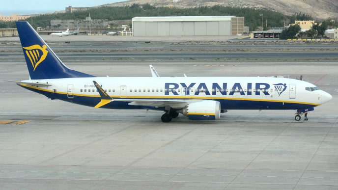 Según recoge la Memoria de Sostenibilidad 2024 de Enaire, Ryanir es la aerolínea que más tasas paga en España por sobrevuelo y aproximación.