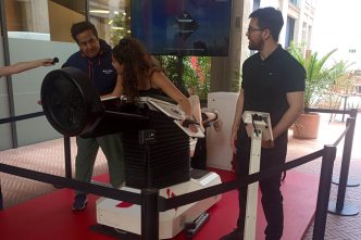 Vuela como un pájaro sobre diferentes ciudades en el Espacio Iberia.