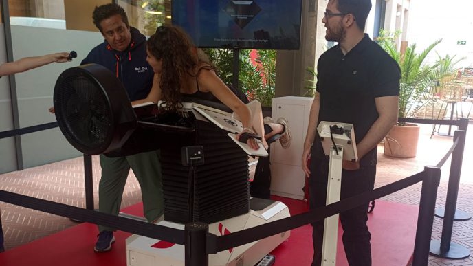 Vuela como un pájaro sobre diferentes ciudades en el Espacio Iberia.