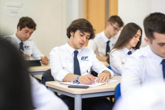 Las escuelas de pilotos tienen todas sus promociones con cifras nunca vistas.