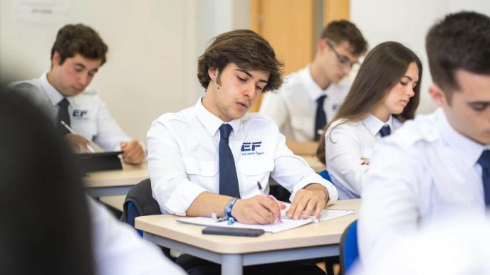 Las escuelas de pilotos tienen todas sus promociones con cifras nunca vistas.