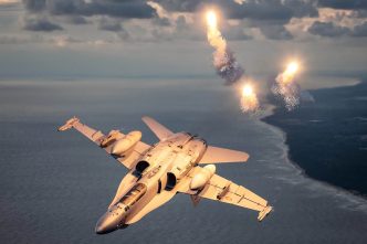 F/A-18 del Ejército del Aire y del Espacio español lanzando bengalas de autoprotección contra misiles de guiado térmico.