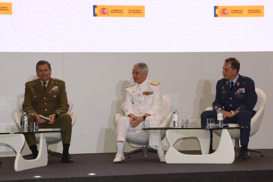 Los jefes de Estado Mayor en su intervencion en FEINDEF.