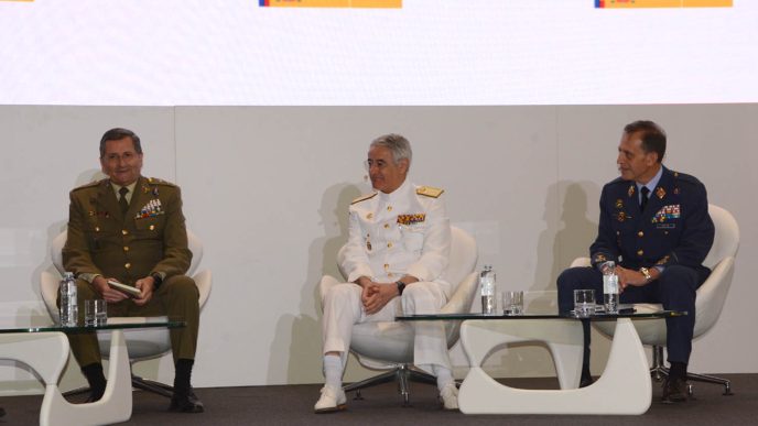 Los jefes de Estado Mayor en su intervencion en FEINDEF.