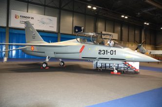 Maqueta del Hurjet con colores y emblemas españoles en FEINDEF 2025.