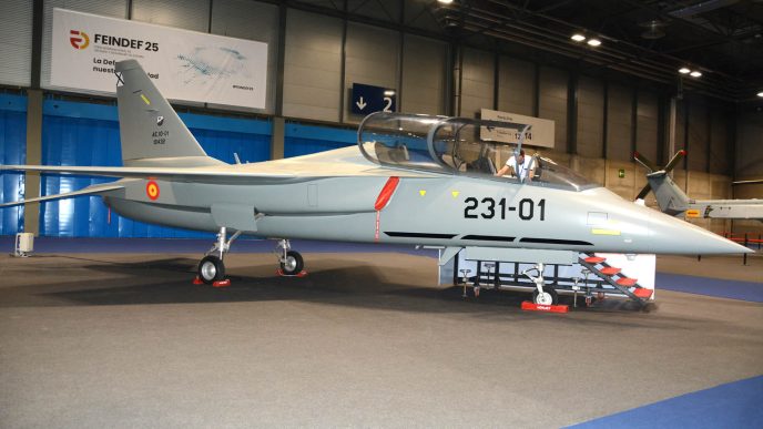 Maqueta del Hurjet con colores y emblemas españoles en FEINDEF 2025.