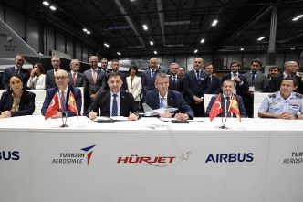 Jean-Brice Dumont, presidente de Airbus Air Power ha firmado el acuerdo en nombre de las empresas participantes.