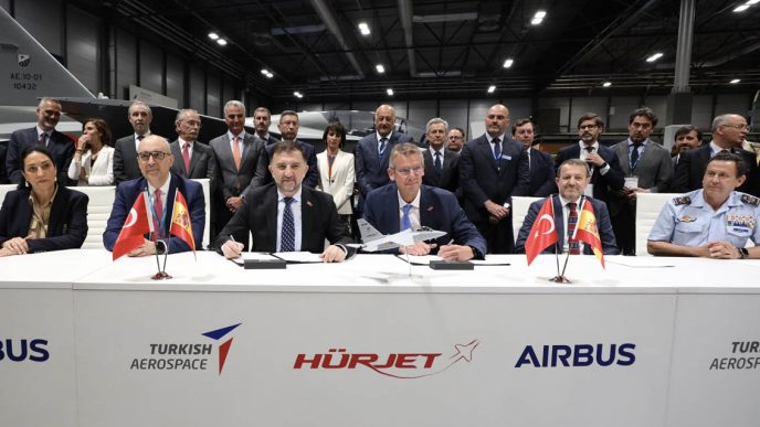 Jean-Brice Dumont, presidente de Airbus Air Power ha firmado el acuerdo en nombre de las empresas participantes.