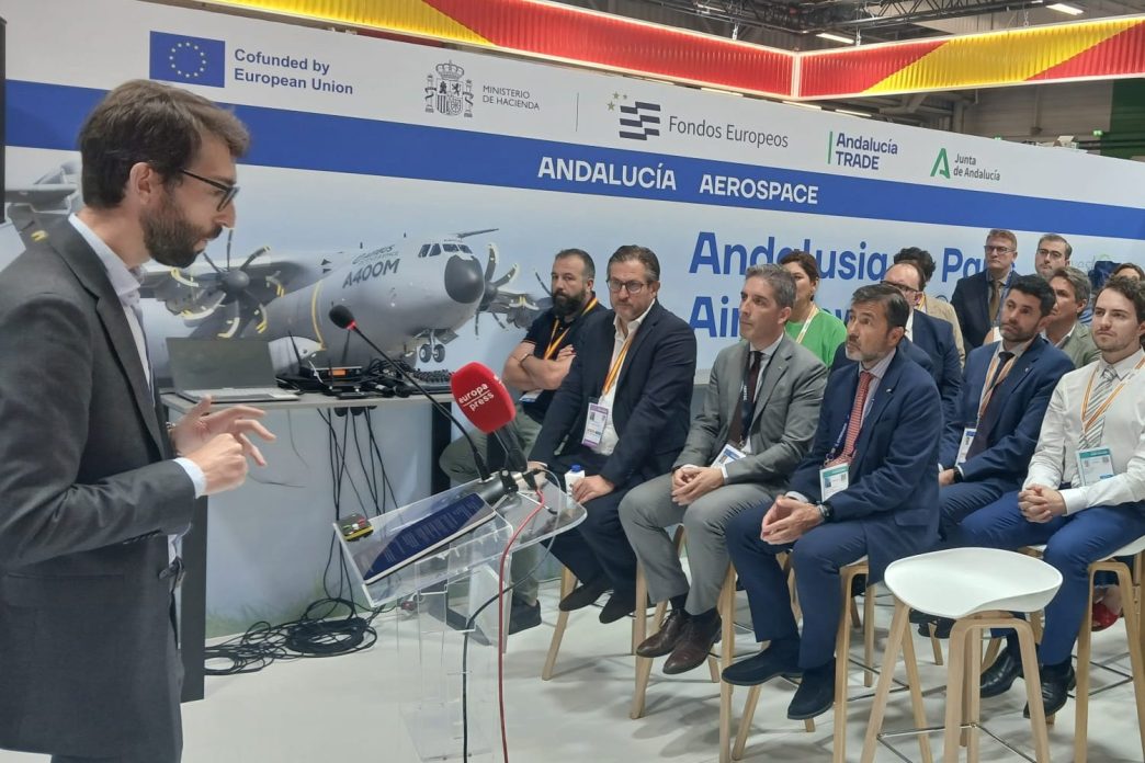 Isaac Pérez, director del Centro de Fabricación Avanzada durante la presentación en el salón de París 2025.