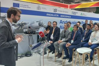 Isaac Pérez, director del Centro de Fabricación Avanzada durante la presentación en el salón de París 2025.