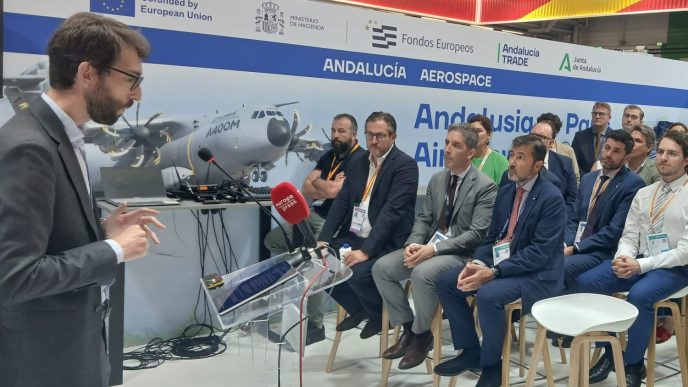 Isaac Pérez, director del Centro de Fabricación Avanzada durante la presentación en el salón de París 2025.