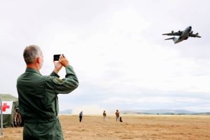 Felipe VI visita el ETAC y el aeródromo de Ablitas, volando en un A400M español.