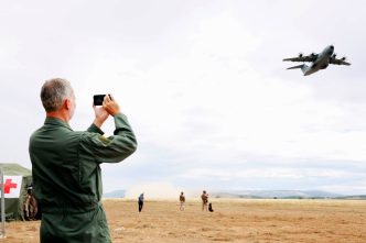 Felipe VI visita el ETAC y el aeródromo de Ablitas, volando en un A400M español.