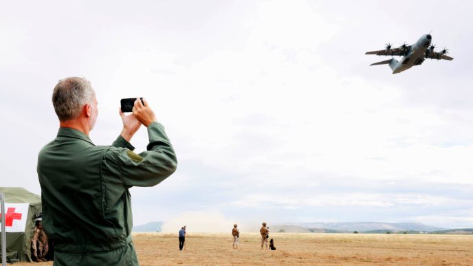 Felipe VI visita el ETAC y el aeródromo de Ablitas, volando en un A400M español.