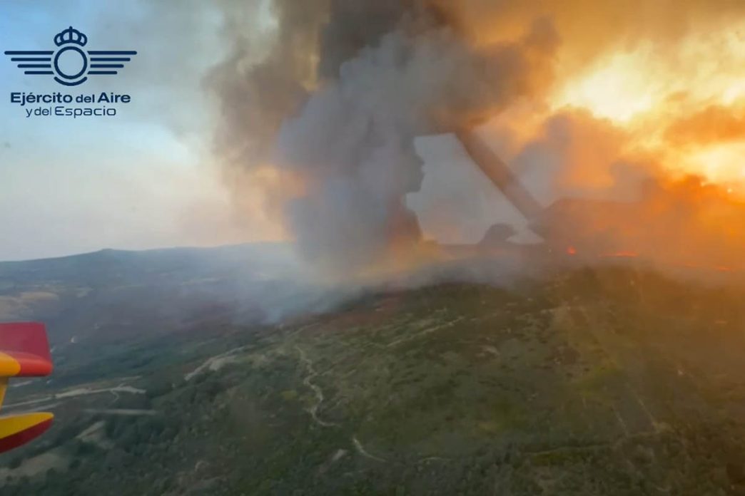 Con sus 6.000 litros de capacidad de agua, los Canadair del 43 Grupo son los mayores aviones contra el fuego en España.