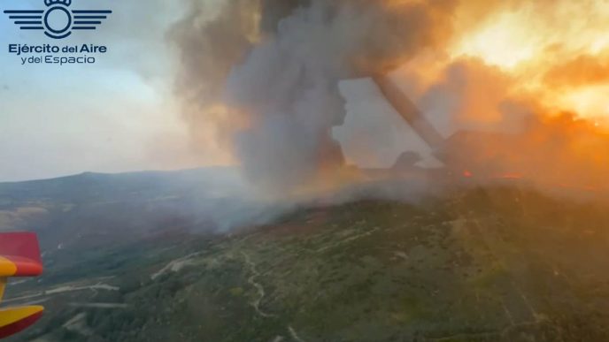Con sus 6.000 litros de capacidad de agua, los Canadair del 43 Grupo son los mayores aviones contra el fuego en España.