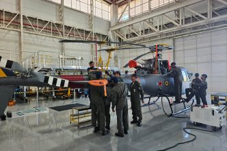 Personal de la Marina de Brasil con el primer H125 para esta.