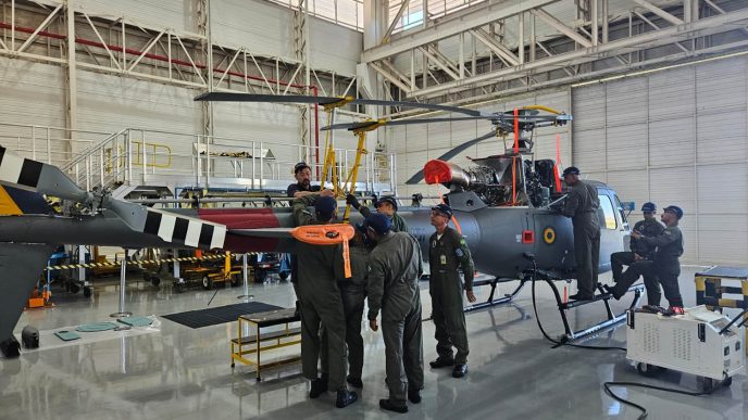 Personal de la Marina de Brasil con el primer H125 para esta.