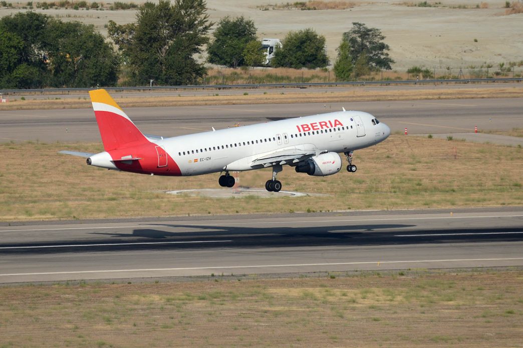 En los primeros seis meses de 2025 se han reducido las emisiones de CO2 y los aviones han llegado un pcoo antes, de media.