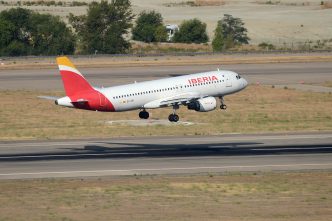 En los primeros seis meses de 2025 se han reducido las emisiones de CO2 y los aviones han llegado un pcoo antes, de media.