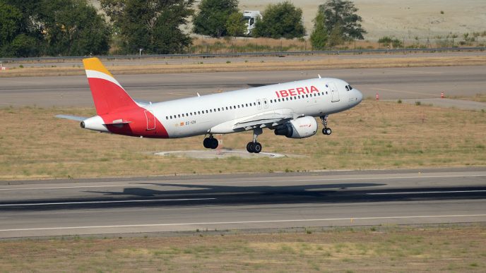 En los primeros seis meses de 2025 se han reducido las emisiones de CO2 y los aviones han llegado un pcoo antes, de media.