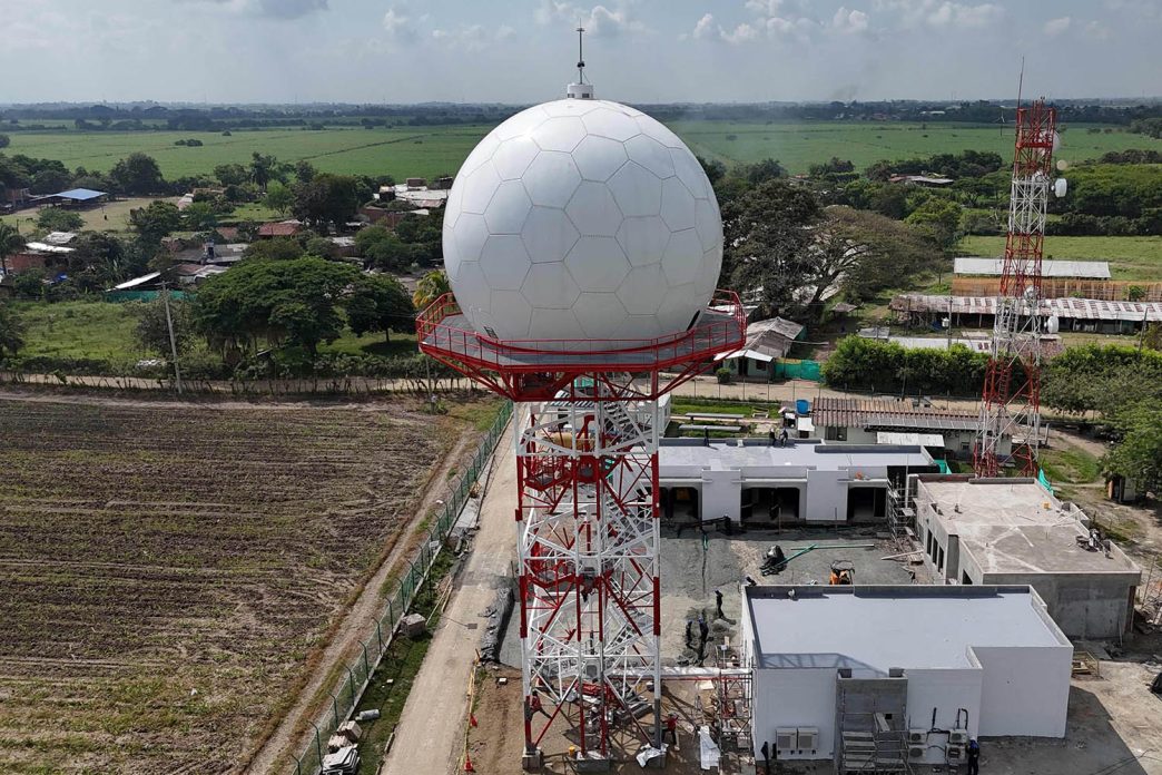 El primero de los nuevos radars de Indra para Colombia, ya operativo en el aeropuerto de Cali.