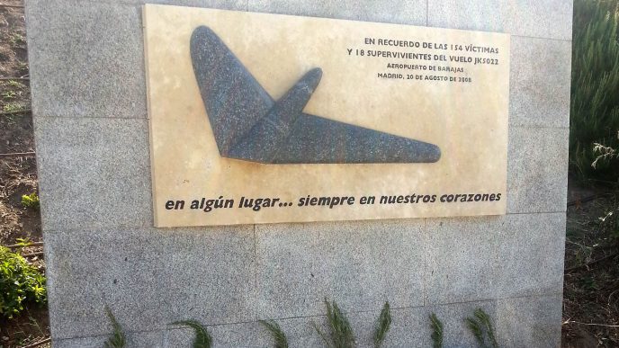 Tanto en Madrid como en Gran Canaria se han instalado varios monumentos y placas en recuerdo a los fallecidos en el vuelo JK5022 de Spanair-.