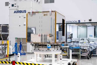 El primer LSTM en la sala limpia de ensamblaje de Airbus Space en Getafe.